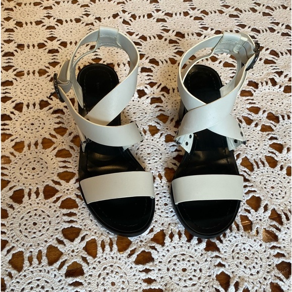 Banana Republic white heeled sandals size 8 - Picture 2 of 9